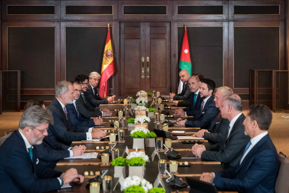 his-majesty-king-abdullah-ii-and-his-royal-highness-crown-prince-al-hussein-receive-king-felipe-vi-of-spain-at-al-husseiniya-palace6.jpeg