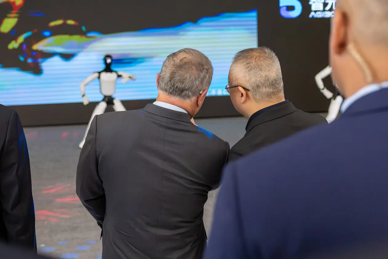 jordan-and-china-his-majesty-king-abdullah-ii-visits-agibot-a-leading-robotics-company-in-shanghai-10.jpg