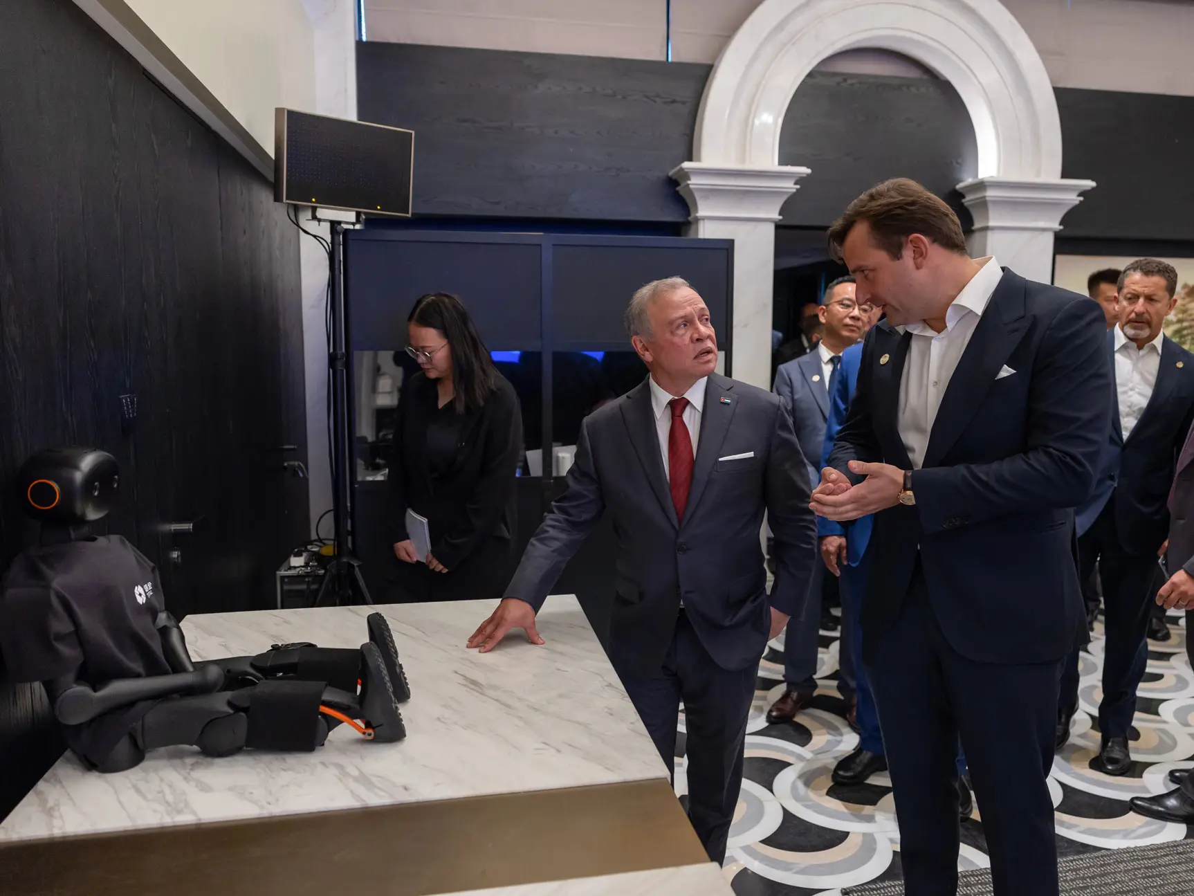 jordan-and-china-his-majesty-king-abdullah-ii-visits-showcase-for-advanced-air-mobility-robotics-in-shenzhen-4.jpg