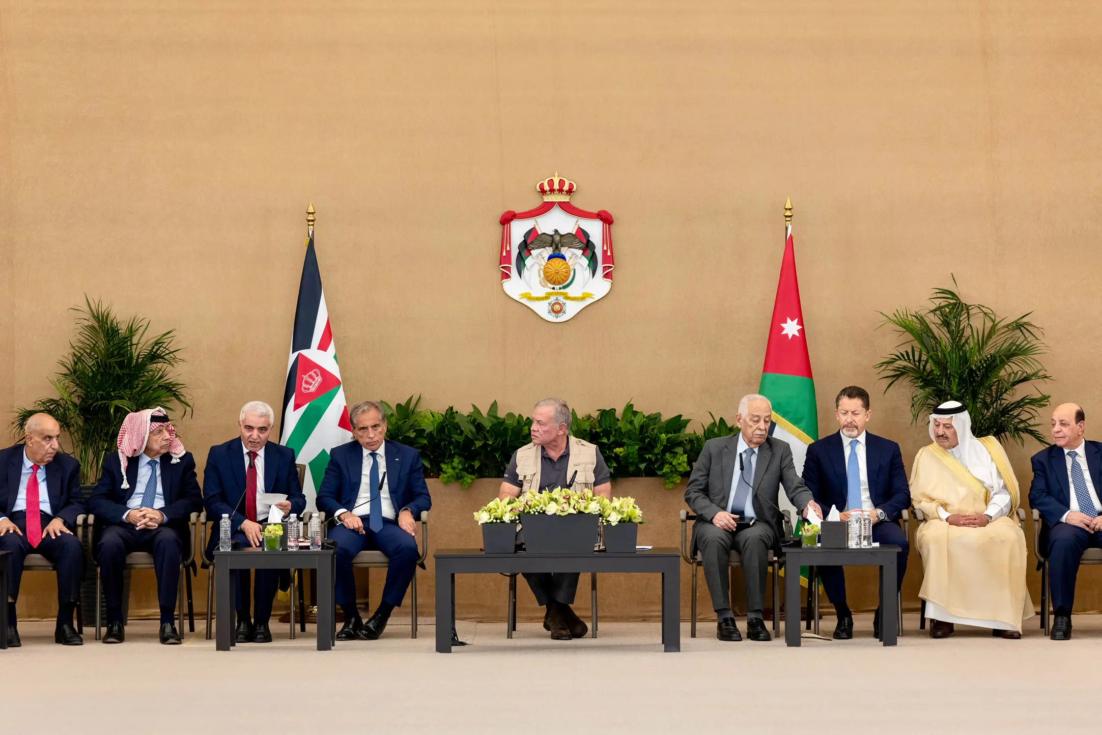 King visits Maan, meets leading figures from governorate