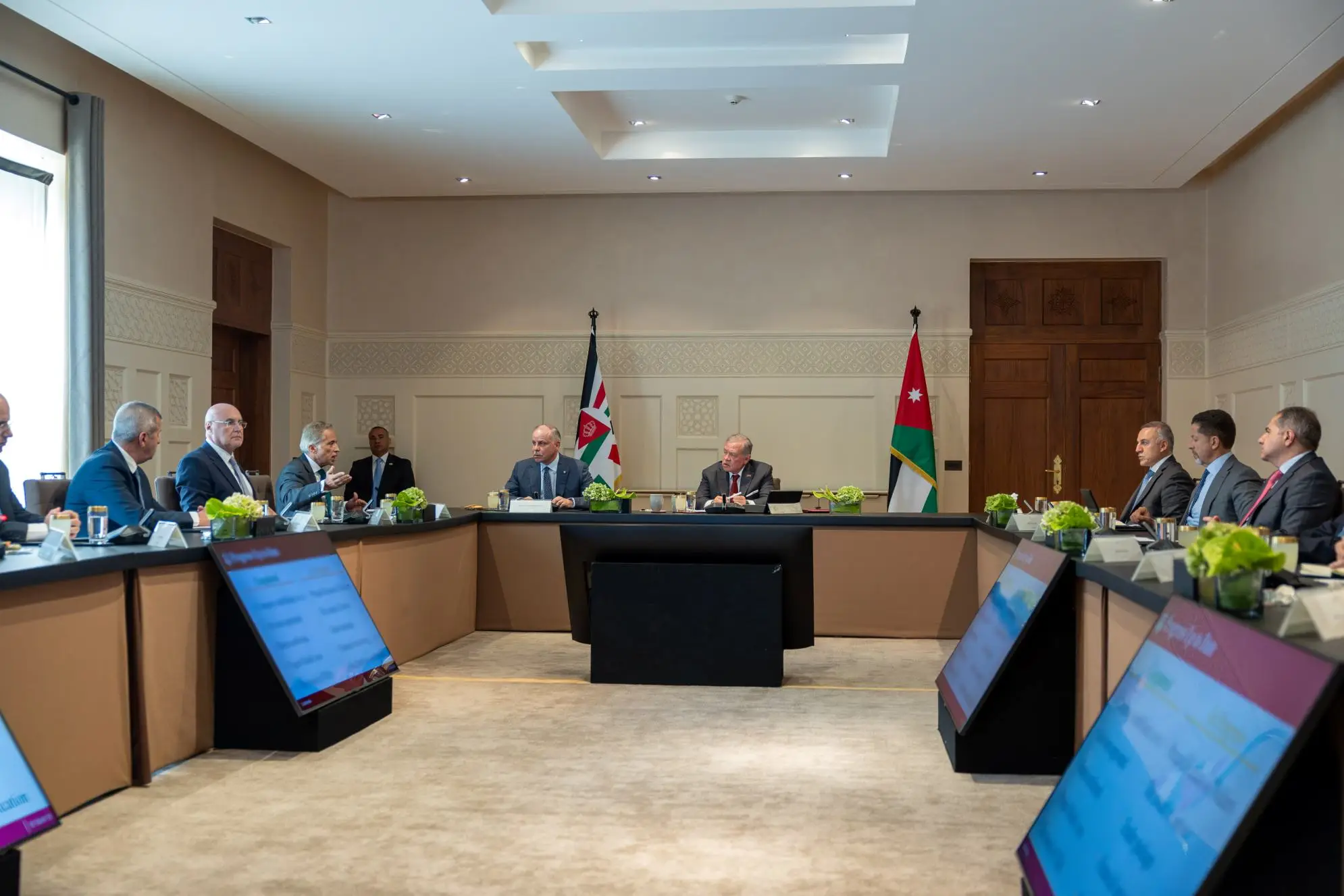 King reviews government progress in gas sector, plans to reinforce energy security