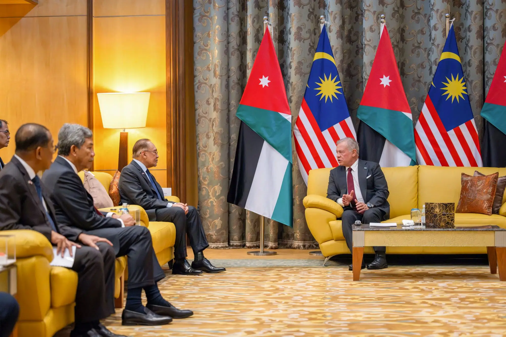 his-majesty-king-abdullah-ii-meets-the-malaysian-prime-minister-anwar-ibrahim-in-kuala-lumpur-1.jpg