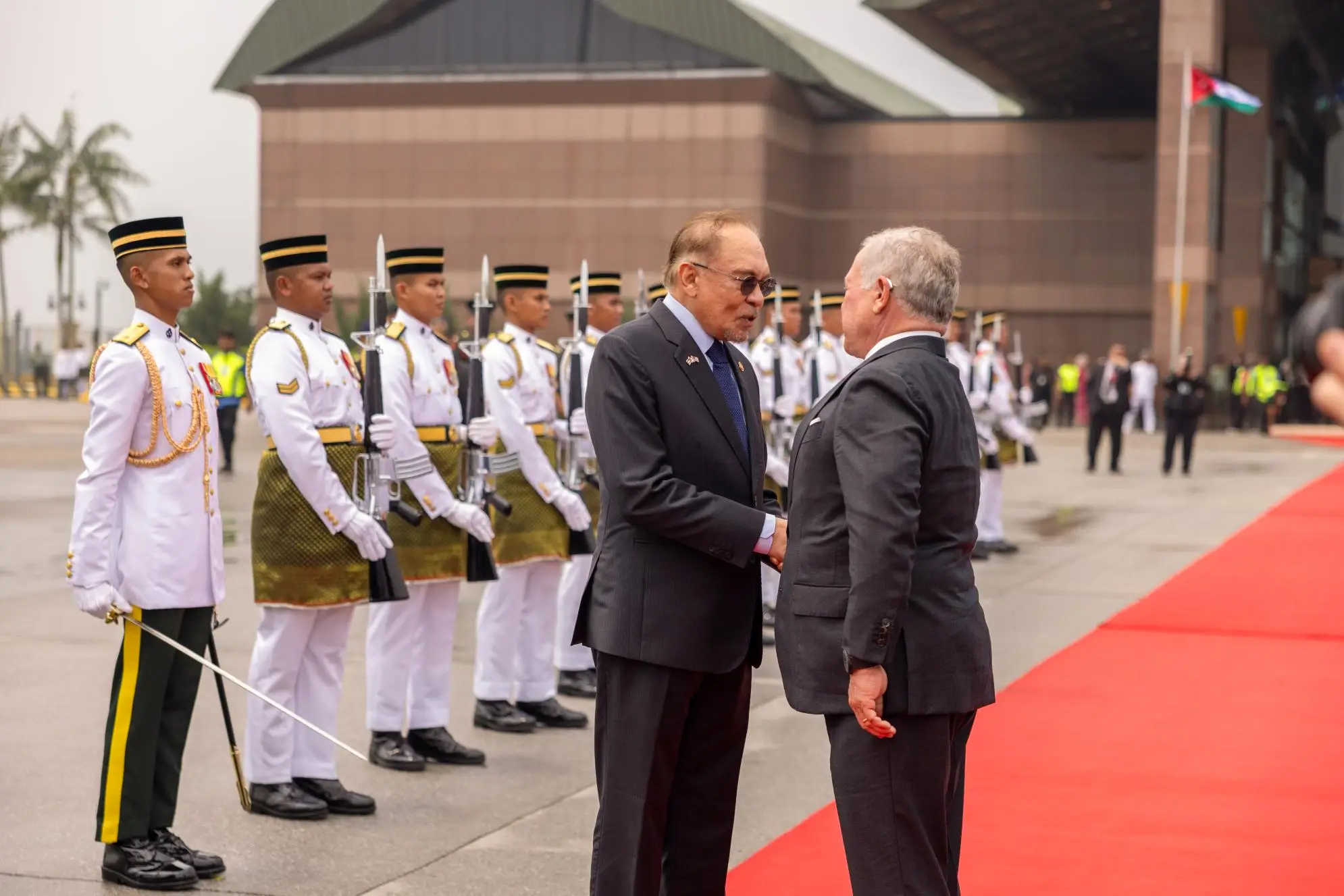 his-majesty-king-abdullah-ii-meets-the-malaysian-prime-minister-anwar-ibrahim-in-kuala-lumpur-3.jpg