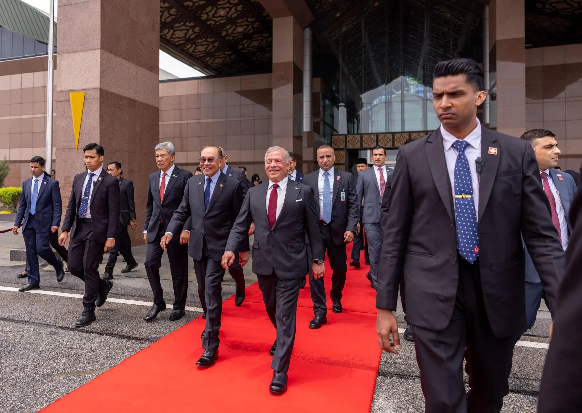 his-majesty-king-abdullah-ii-meets-the-malaysian-prime-minister-anwar-ibrahim-in-kuala-lumpur-4.jpg