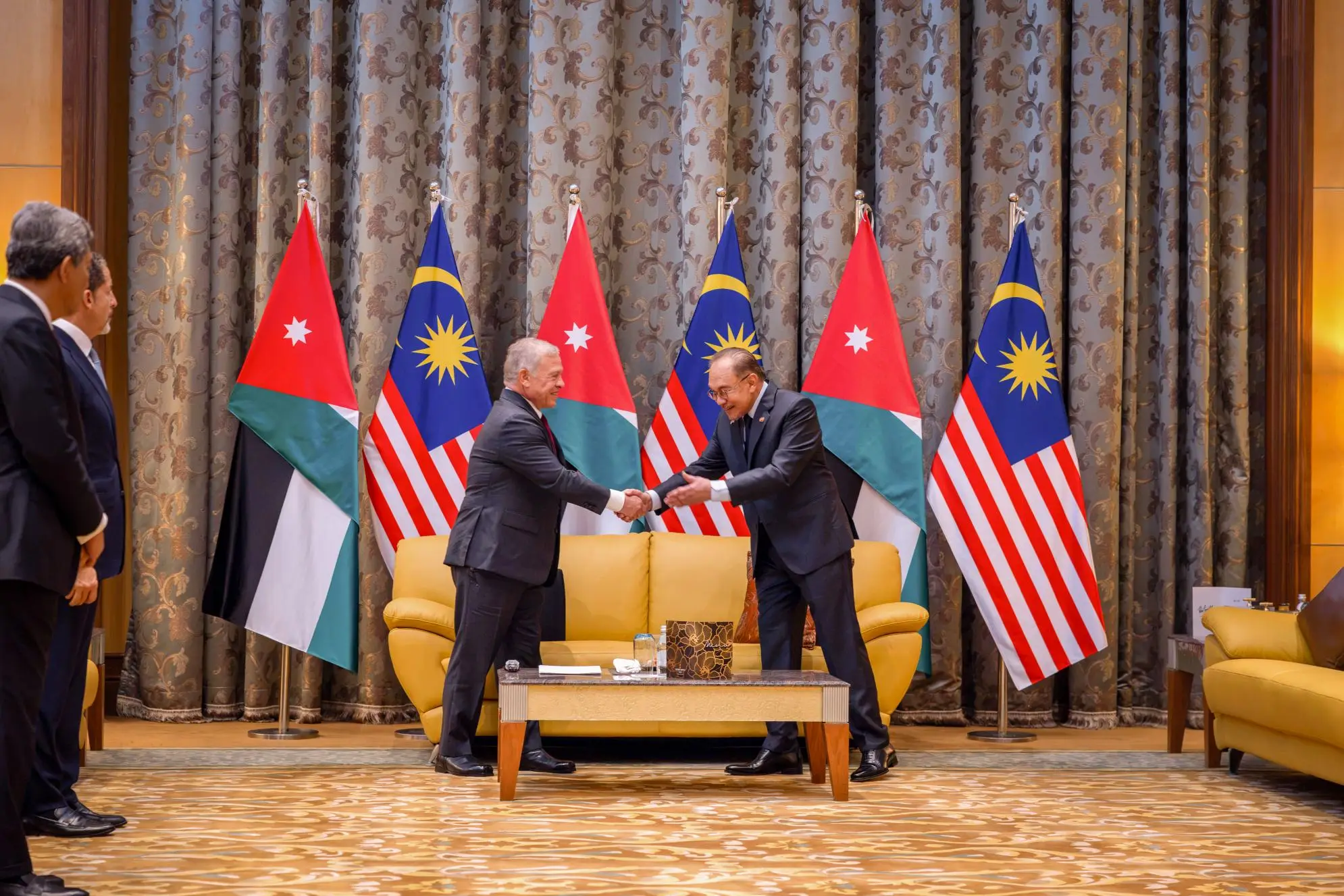 his-majesty-king-abdullah-ii-meets-the-malaysian-prime-minister-anwar-ibrahim-in-kuala-lumpur-6.jpg