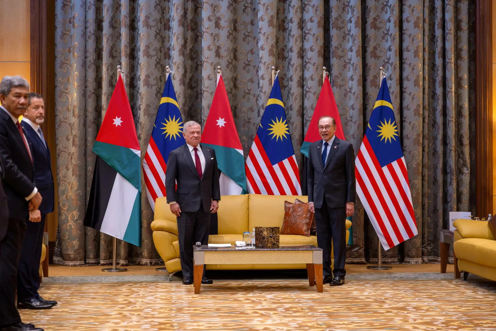 his-majesty-king-abdullah-ii-meets-the-malaysian-prime-minister-anwar-ibrahim-in-kuala-lumpur-7.jpg