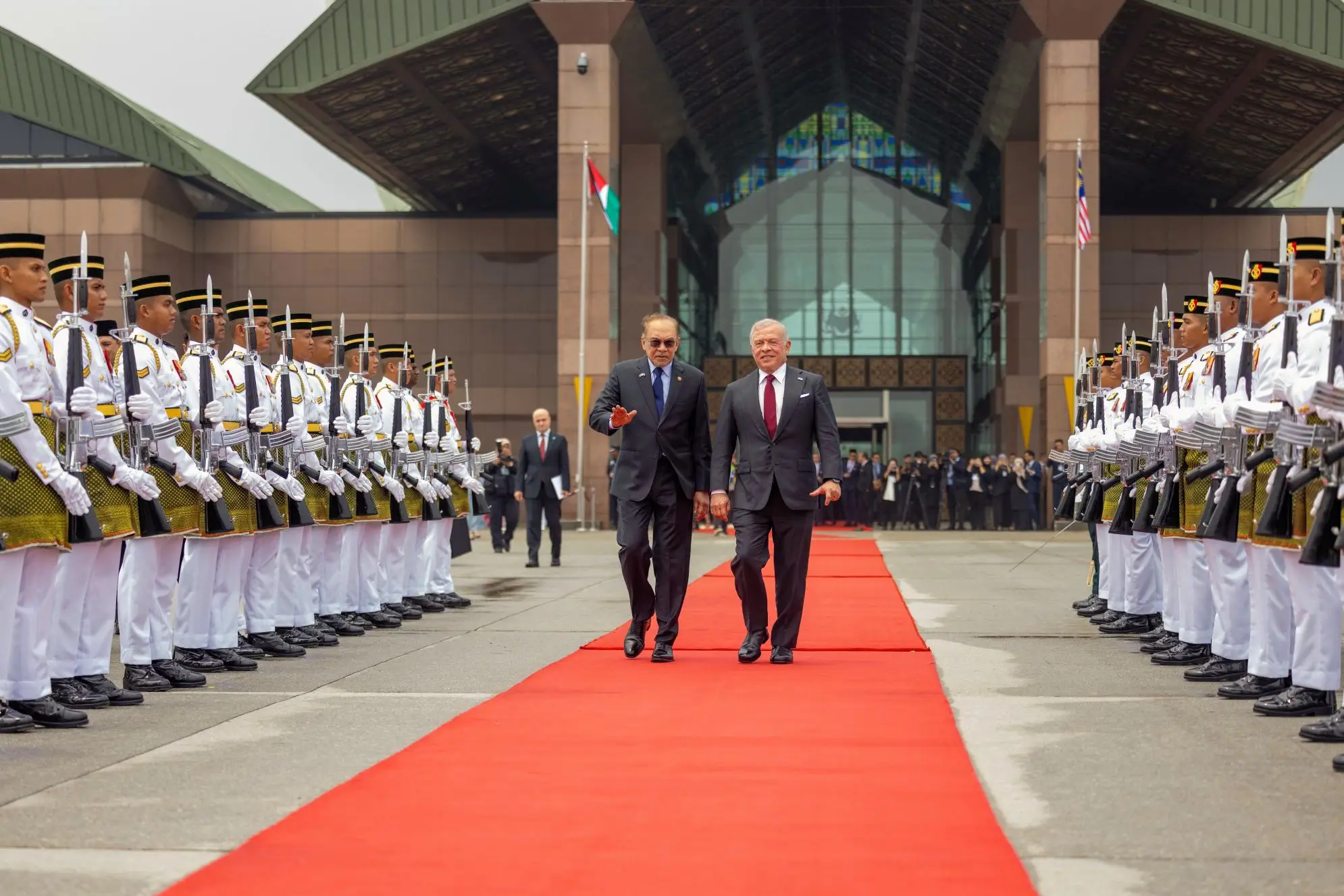 his-majesty-king-abdullah-ii-meets-the-malaysian-prime-minister-anwar-ibrahim-in-kuala-lumpur-8.jpg